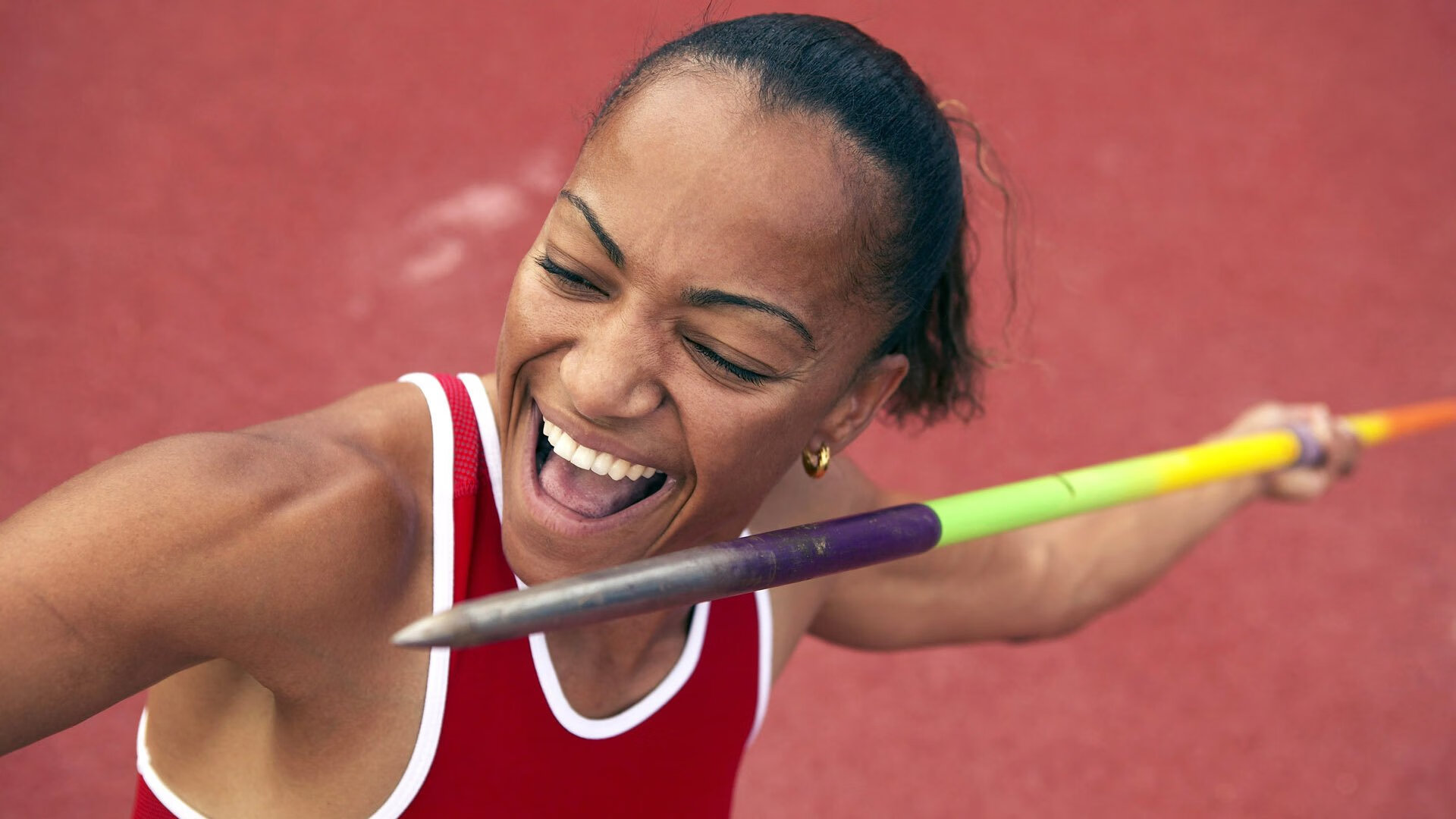 当巴黎的星光遇见米兰的坚韧，格列兹曼的火焰，如何映照足球世界的两极美学